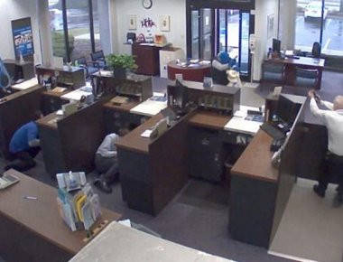 HΠΑ: Φύλακας σε τράπεζα ανοίγει πυρ και τραυματίζει θανάσιμα ληστή (βίντεο)